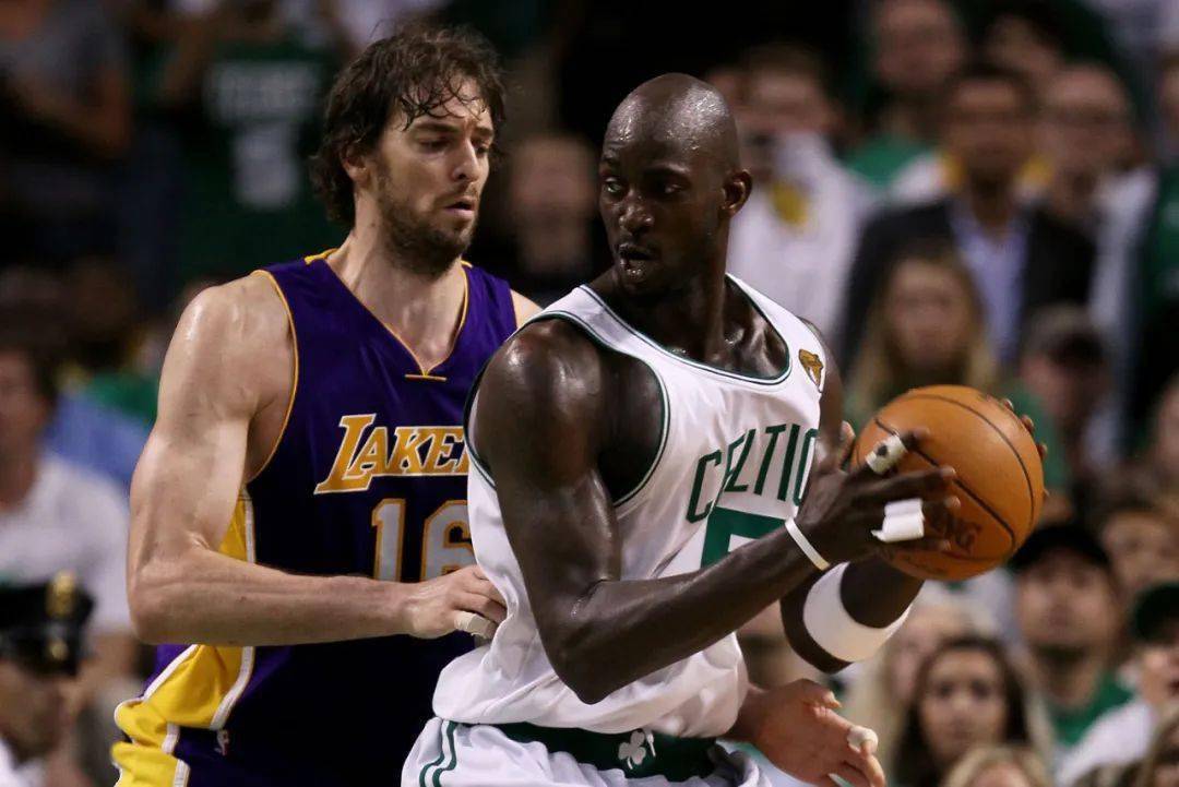 厄德高坐在 厄德高坐在